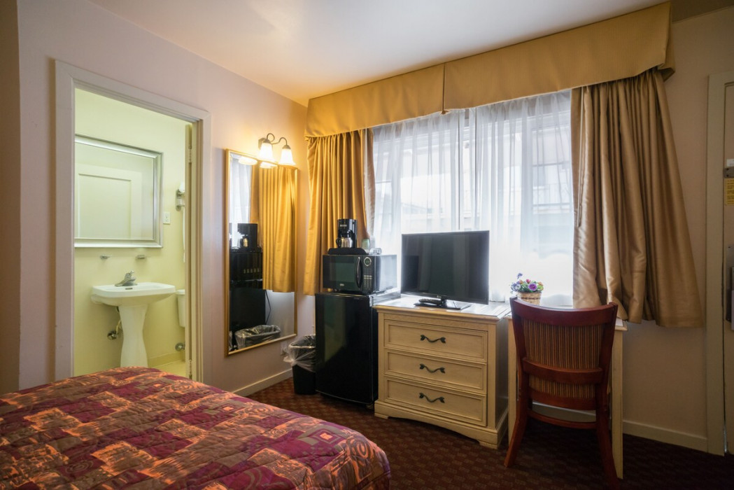 In-room Amenities (Flat Screen TV, Comfortable Bed & Chair)